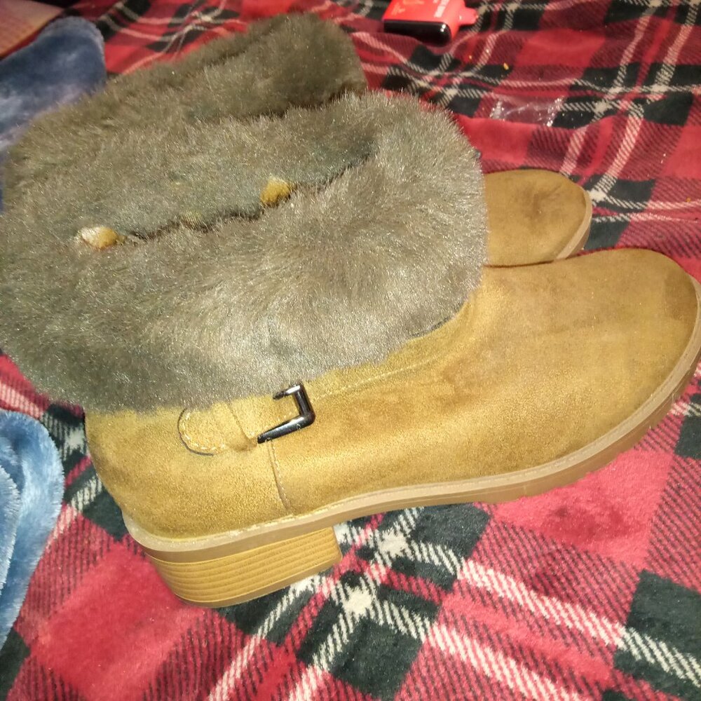 Brown boots with fur